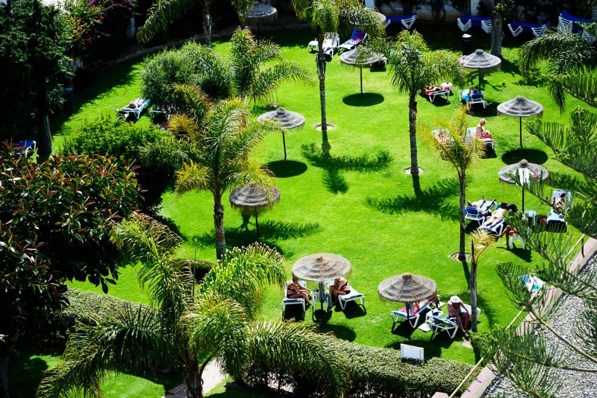 Jardín al aire libre en Hotel Monarque Fuengirola Park