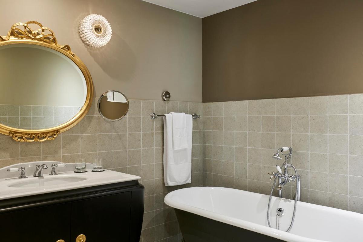 Salle de bains dans l'établissement Domaine De Manville