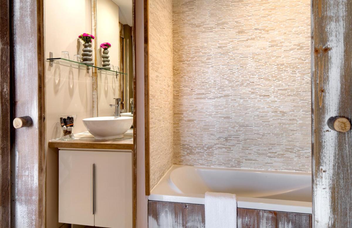 Salle de bains dans l'établissement Vila De La Mar & Spa