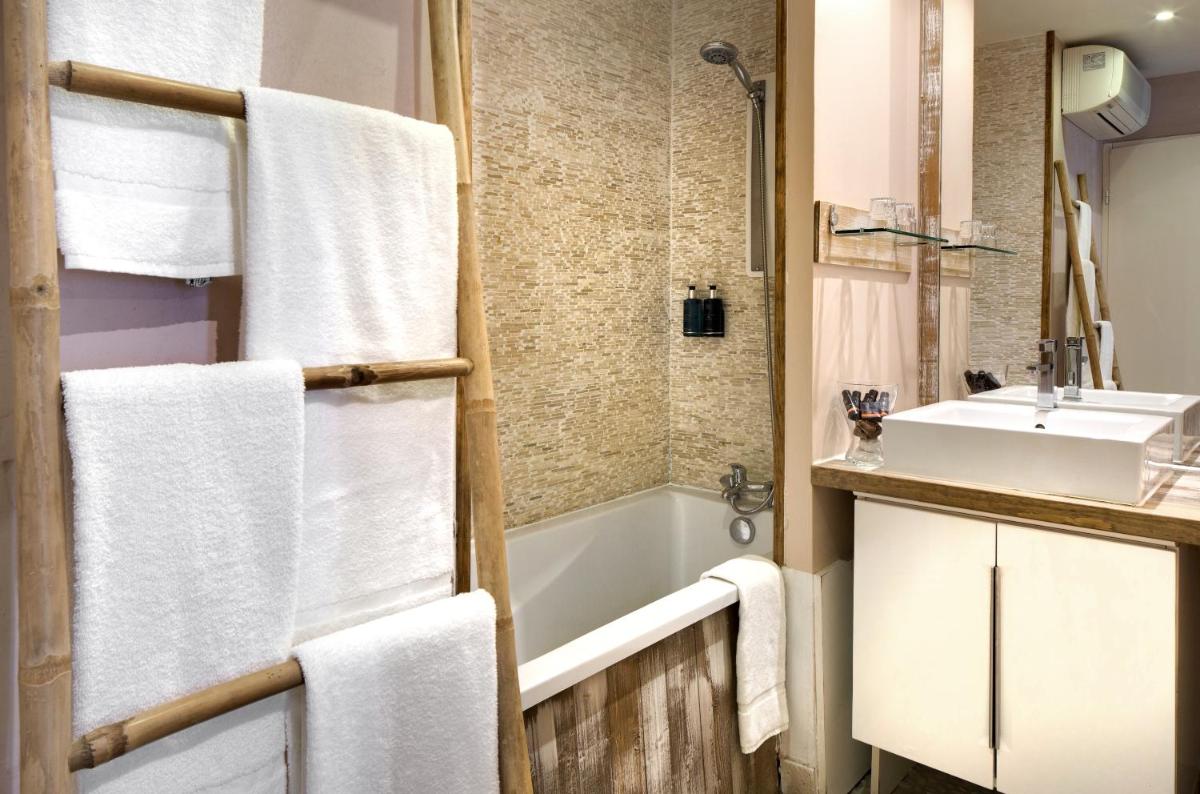 Salle de bains dans l'établissement Vila De La Mar & Spa