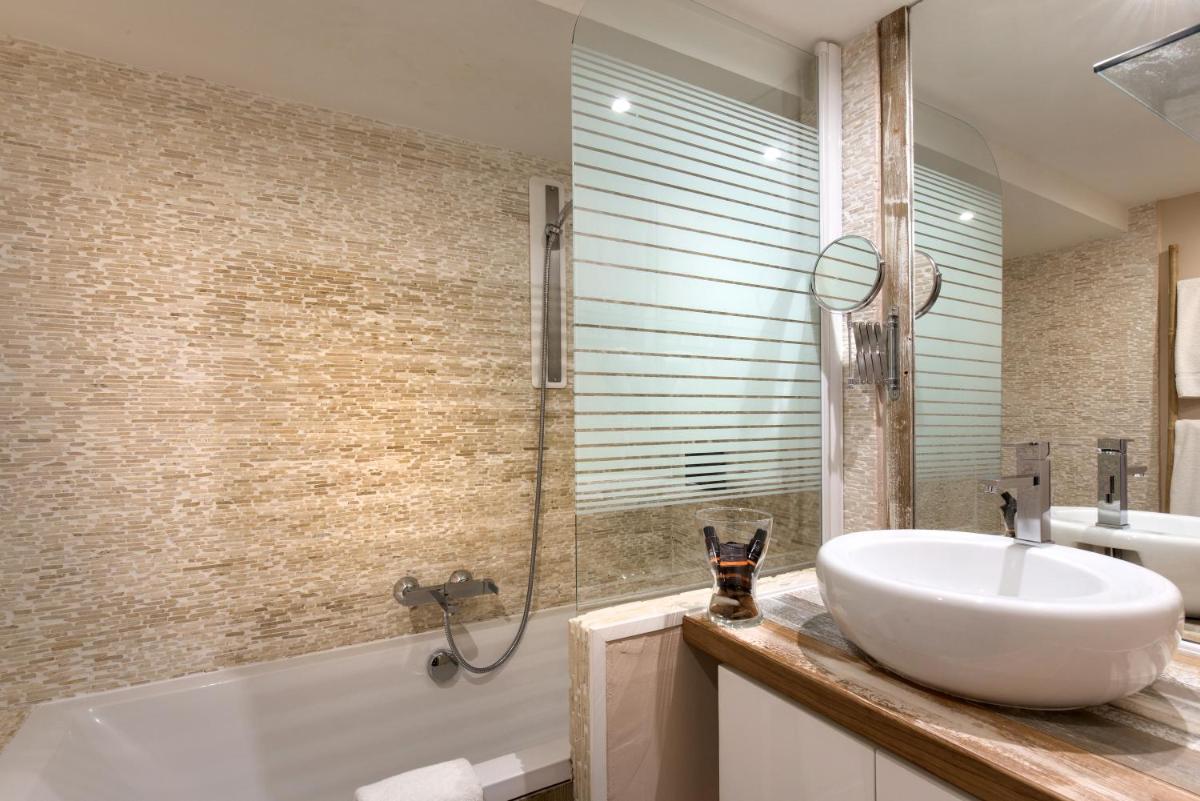 Salle de bains dans l'établissement Vila De La Mar & Spa
