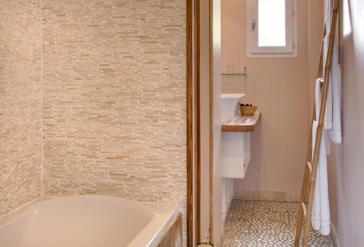 Salle de bains dans l'établissement Vila De La Mar & Spa