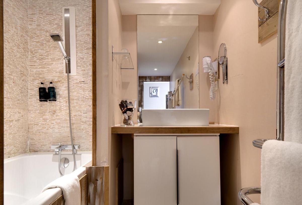 Salle de bains dans l'établissement Vila De La Mar & Spa