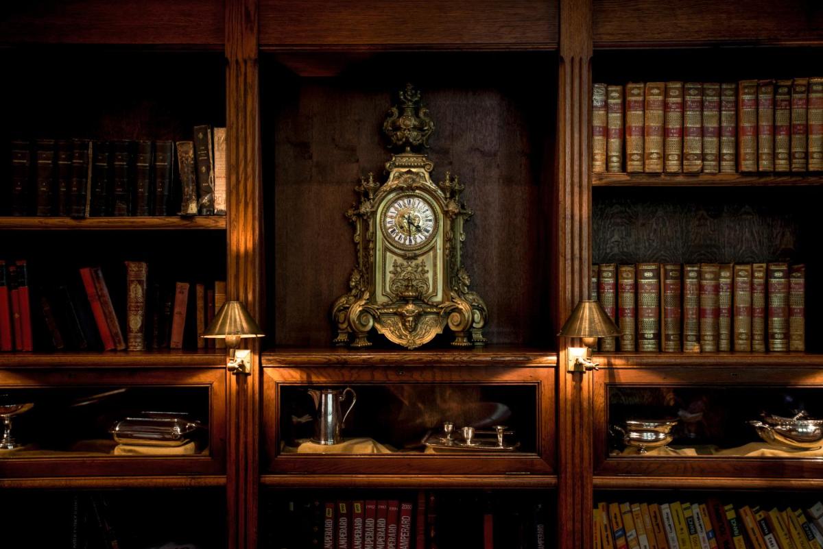 Bibliothèque dans l'hôtel