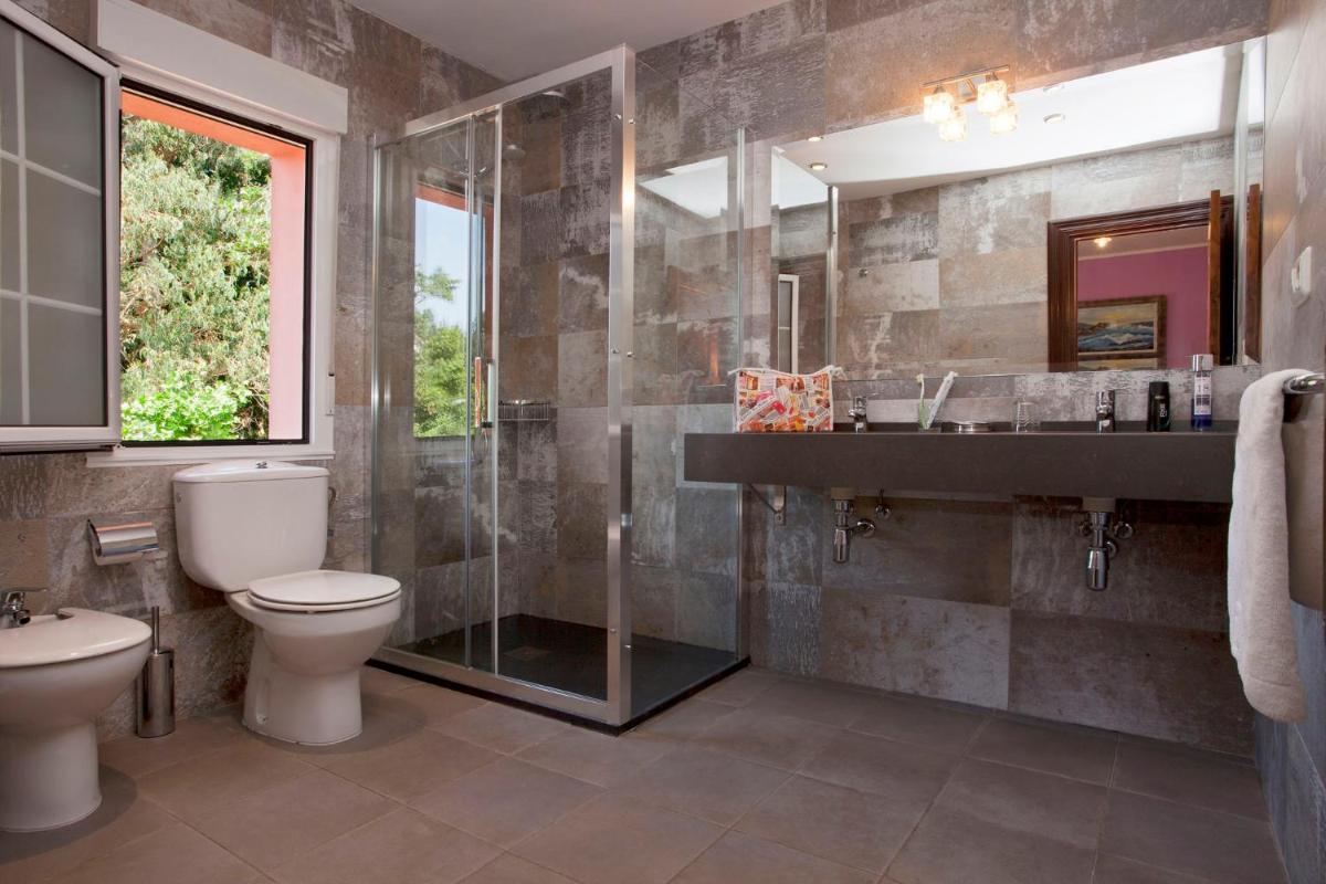 Hotel Alvaro frente Palacio-Museo Selgas - Housity