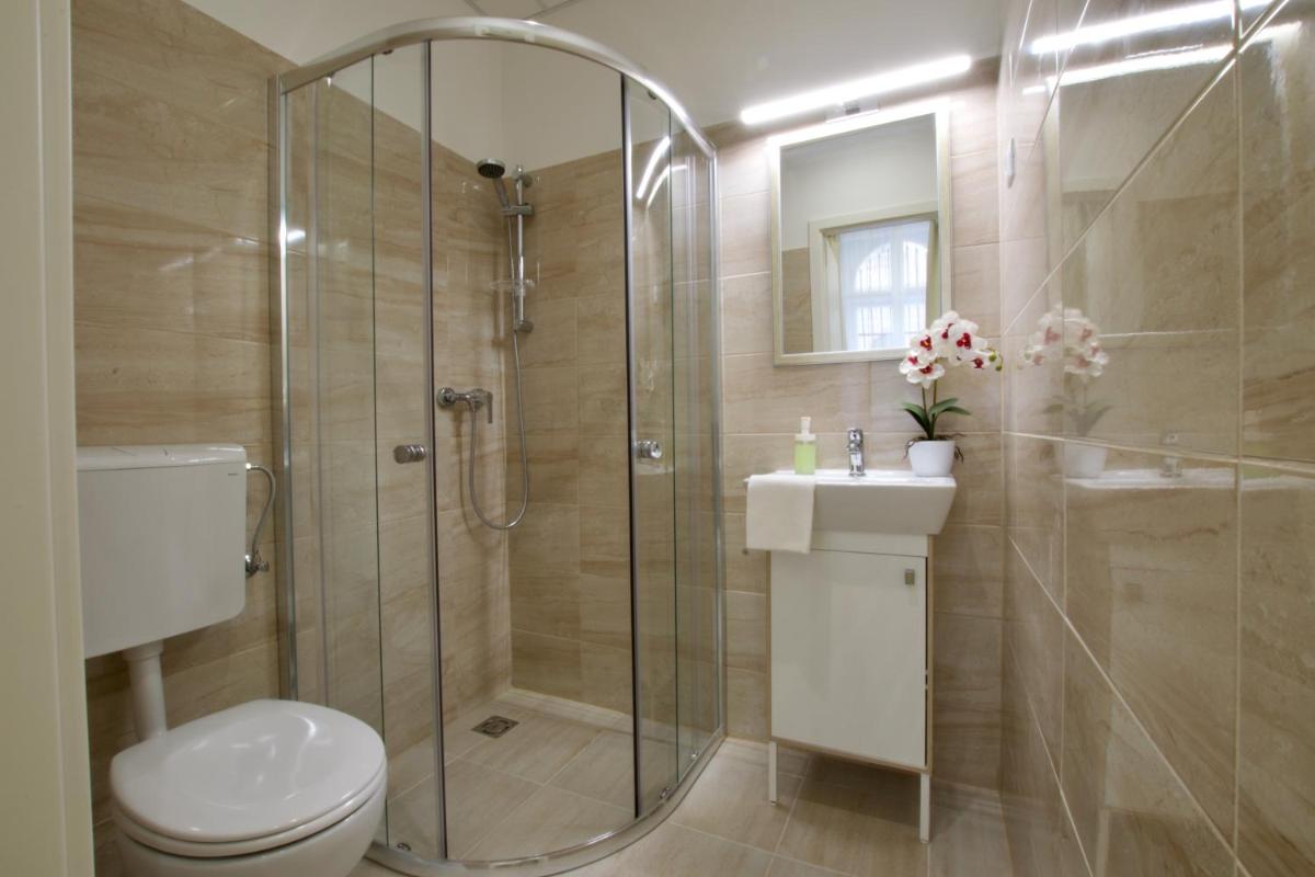 St King 11 by Hi5 Apartments - Housity