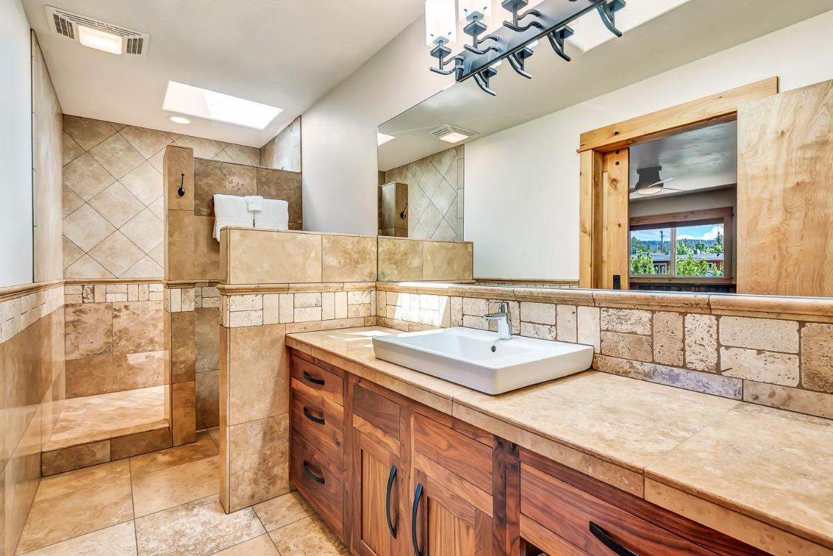 Wall Street Suites - Housity