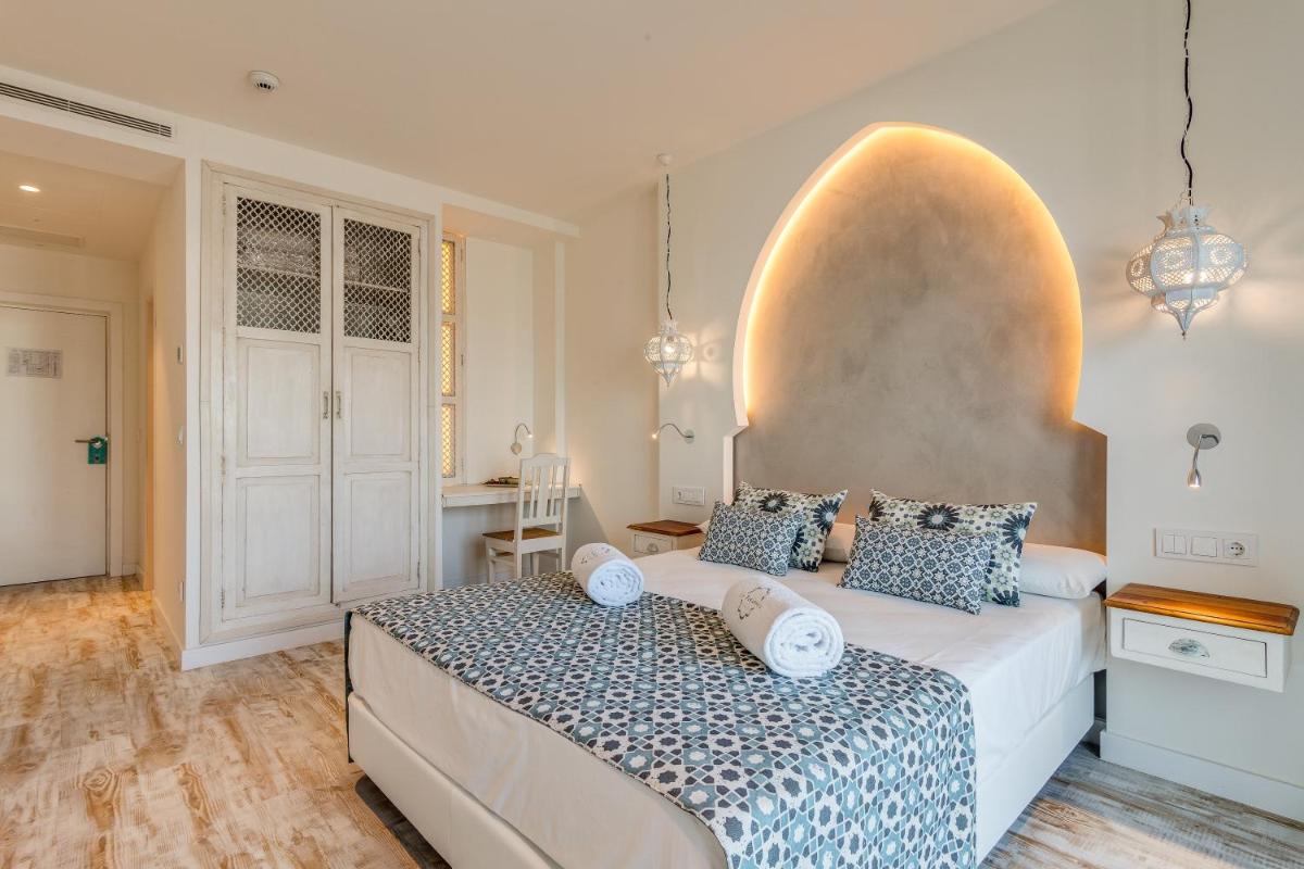 Cama o camas de una habitación en La Residencia Puerto Hotel & Spa