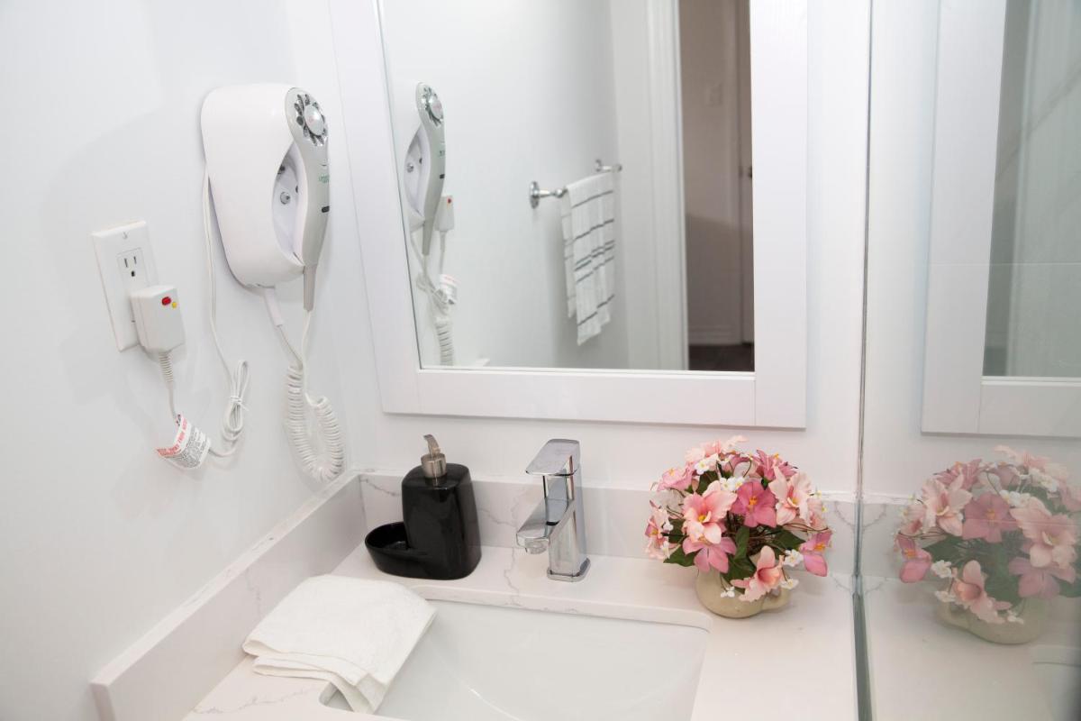 Cozy 3BR 2Bth Lower Unit, A min to Hwy401, 404 & DVP - Housity