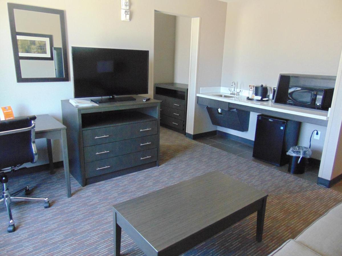 Wingate by Wyndham Lubbock - Housity