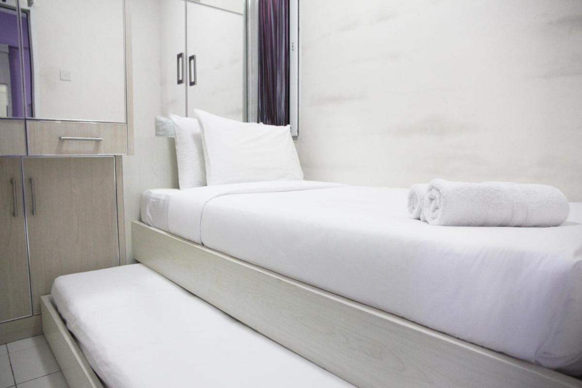 Comfortable 2BR Mutiara Bekasi Apartment By Travelio - Housity