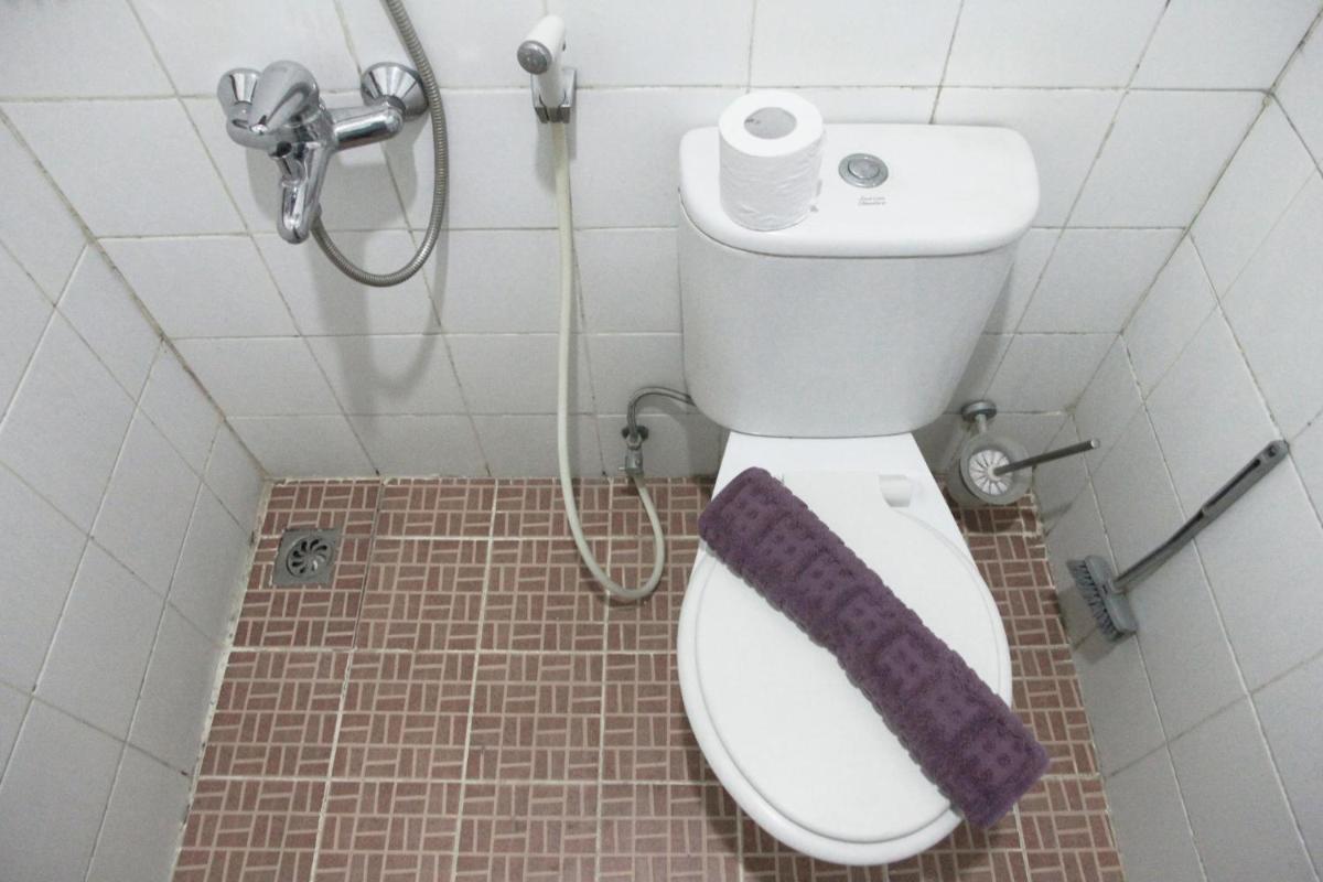 Comfortable 2BR Mutiara Bekasi Apartment By Travelio - Housity
