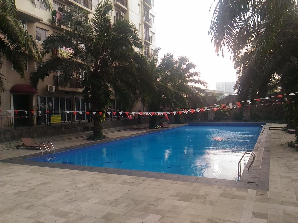 Comfortable 2BR Mutiara Bekasi Apartment By Travelio - Housity