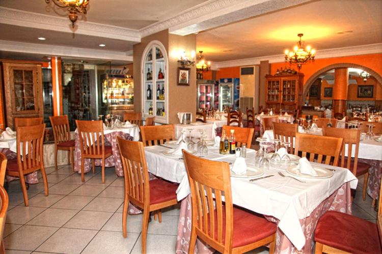 Hotel Los Arcos - Housity