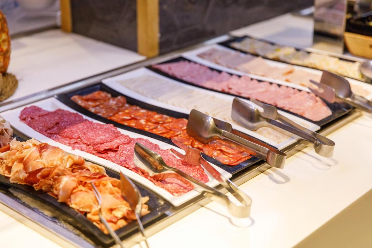Comida en o cerca de este hotel