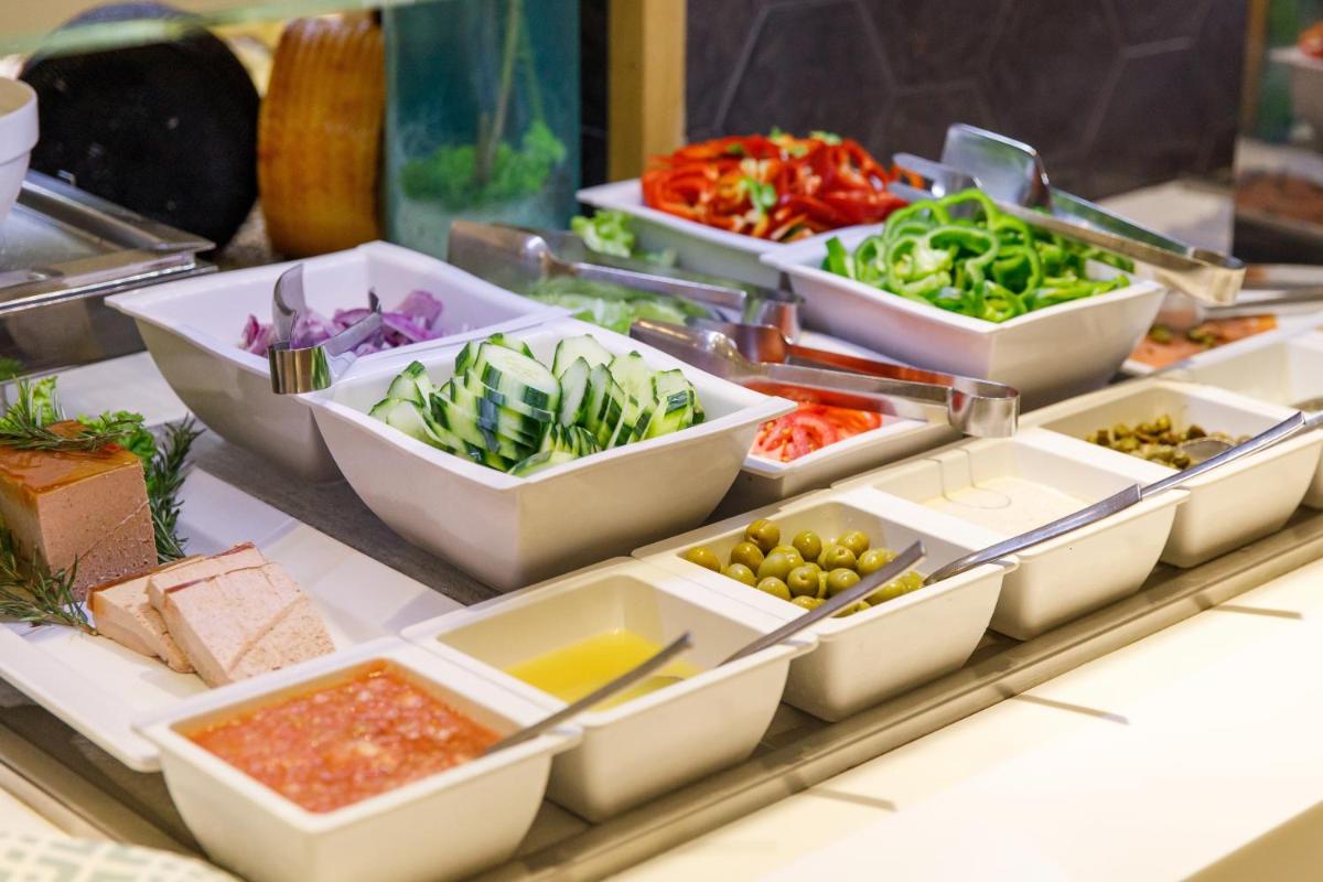 Comida en o cerca de este hotel