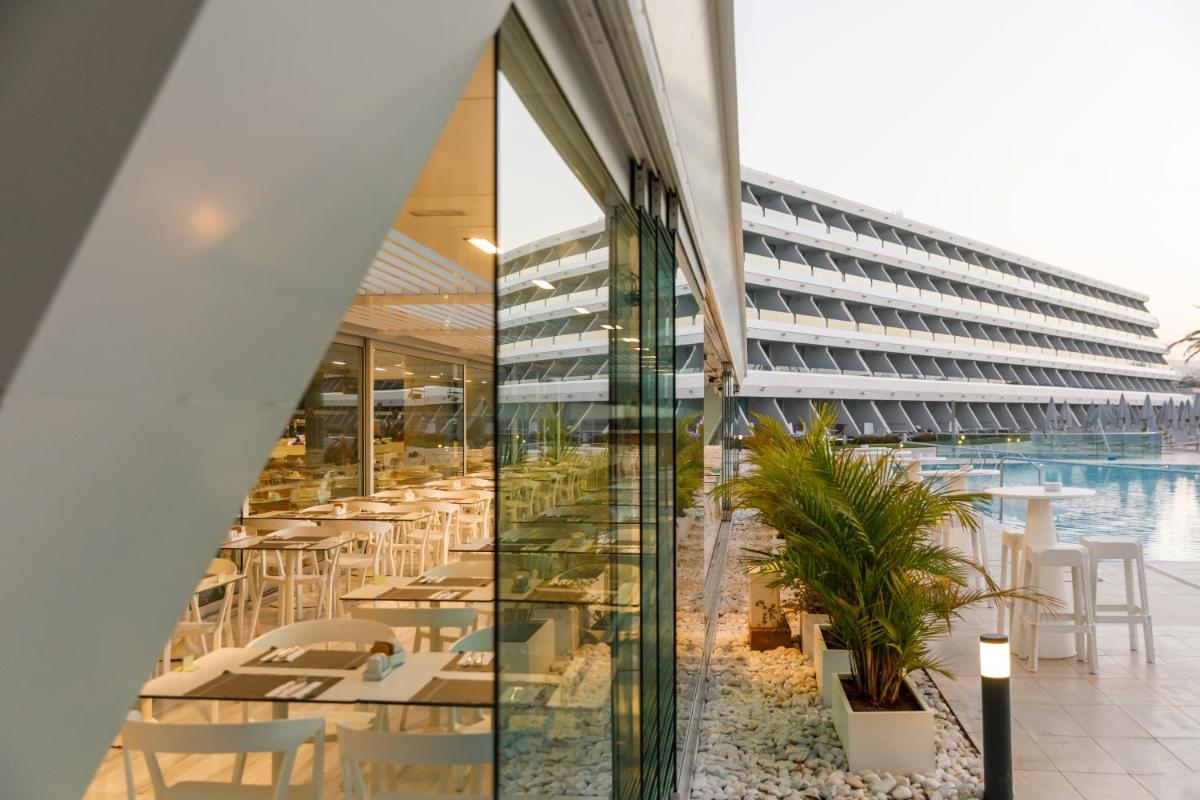 Un balcón o terraza de Santa Monica Suites Hotel