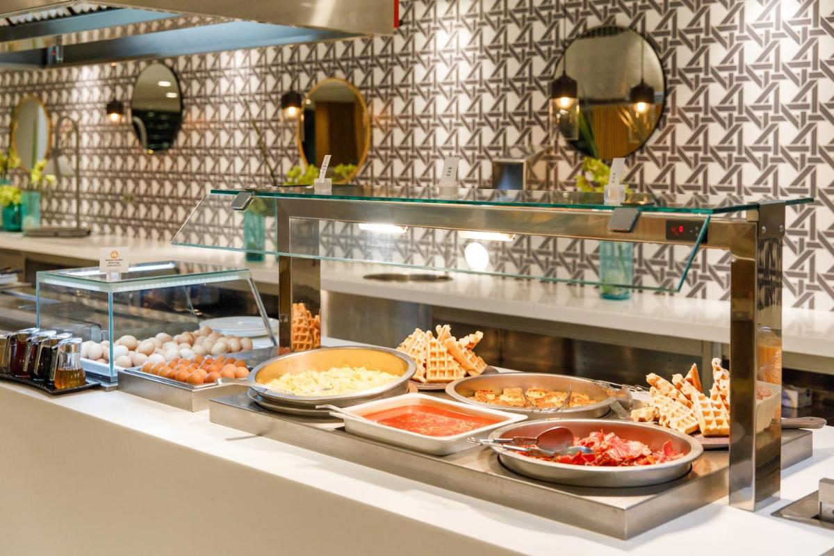 Comida en o cerca de este hotel