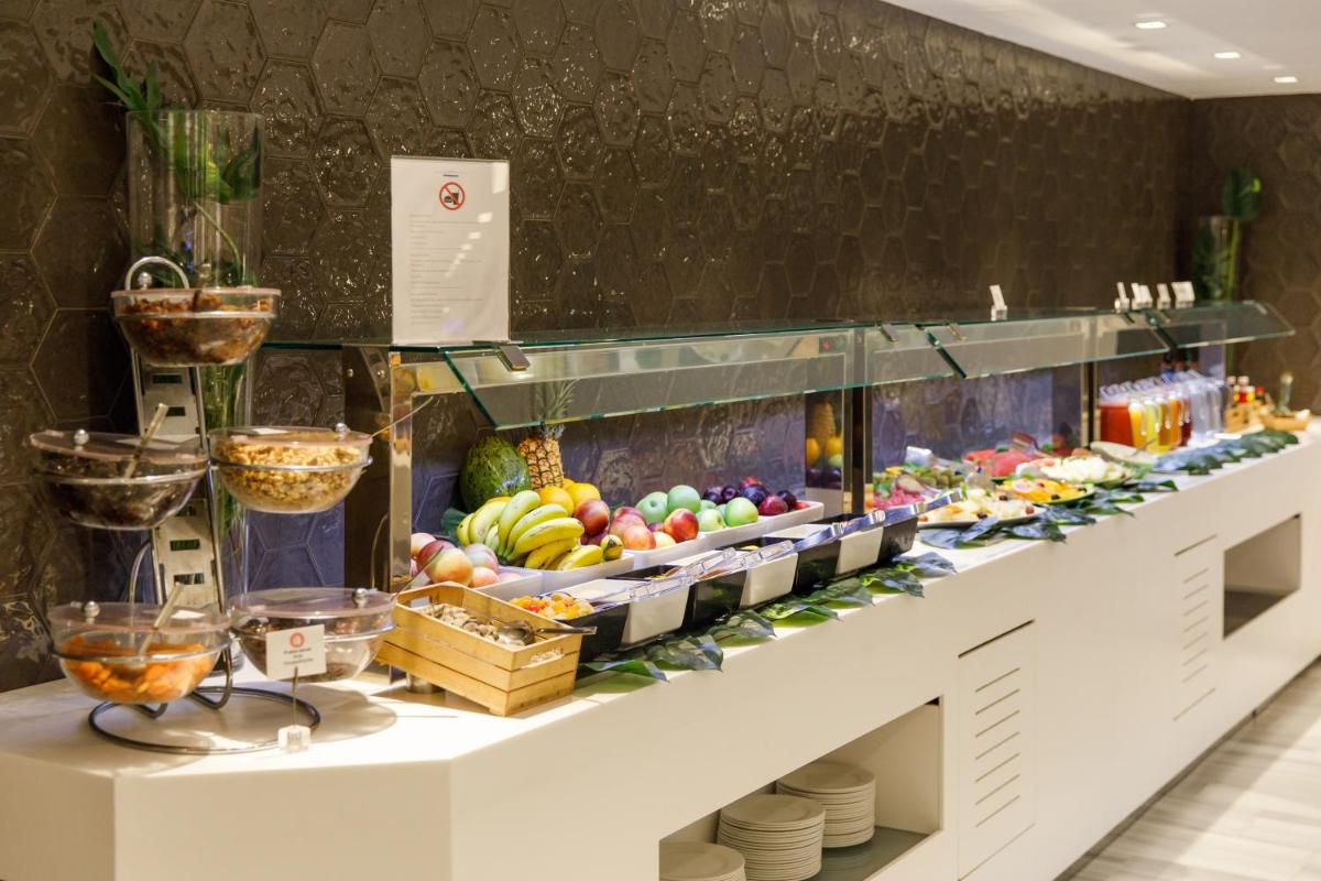 Comida en o cerca de este hotel