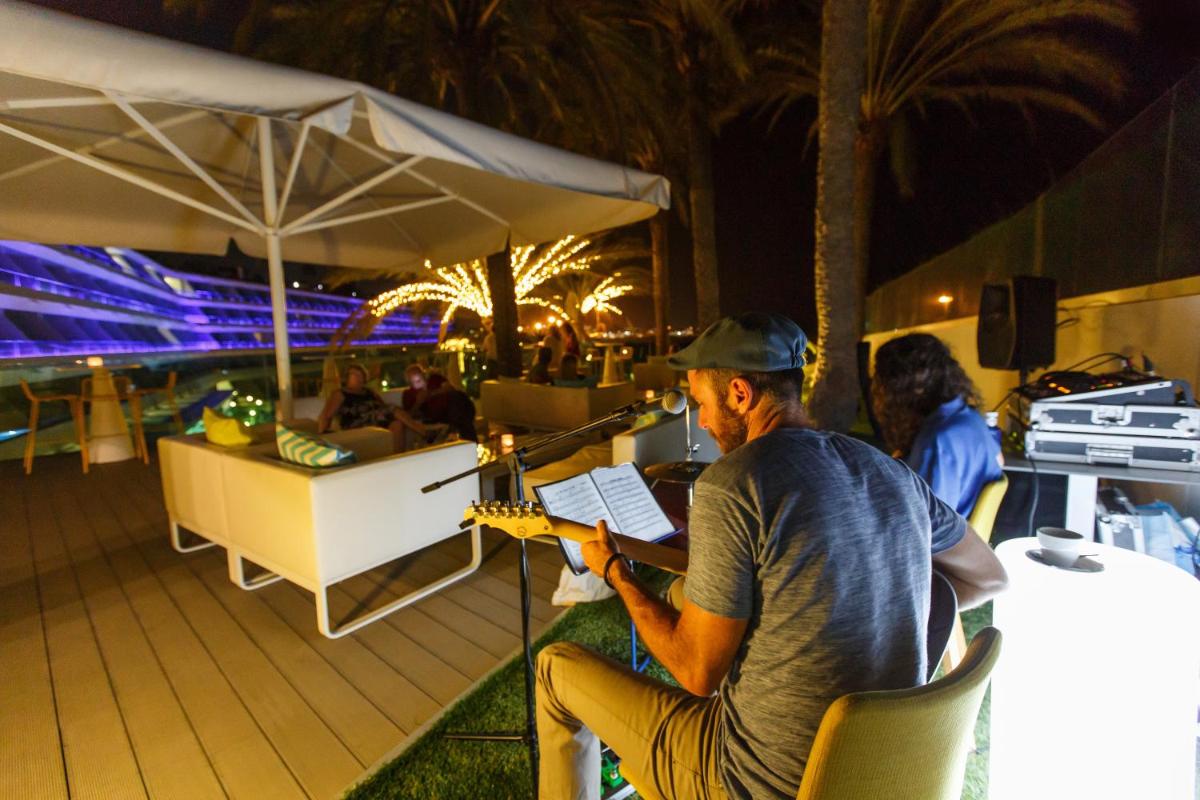 Clientes alojados en Santa Monica Suites Hotel