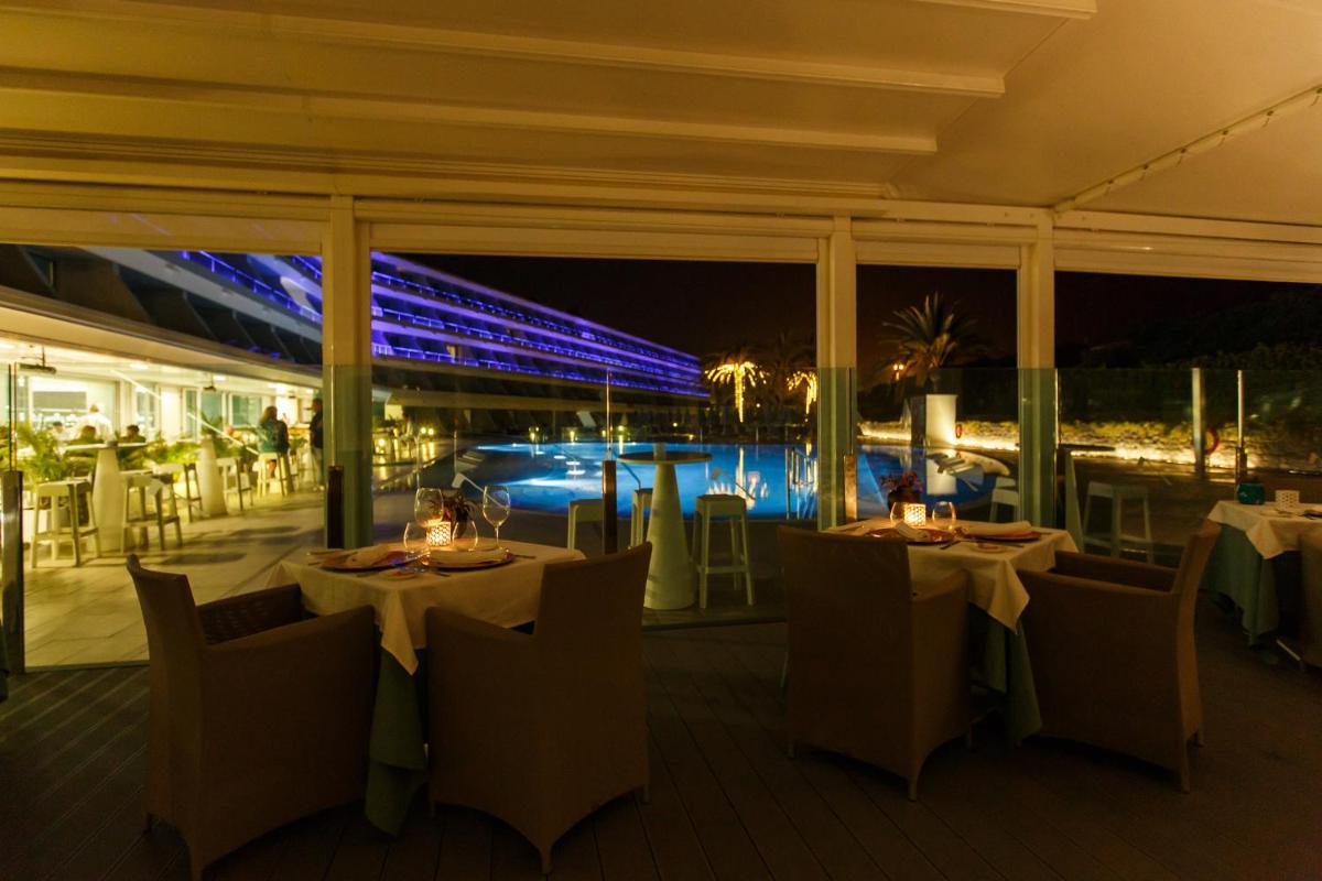 Un restaurante o sitio para comer en Santa Monica Suites Hotel