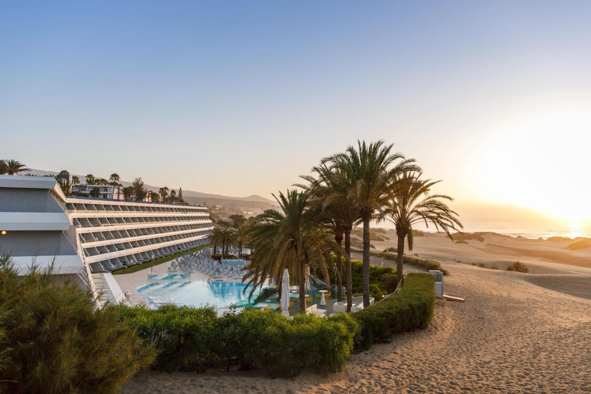 un complejo con piscina junto a la playa en Santa Monica Suites Hotel, en Playa del Inglés