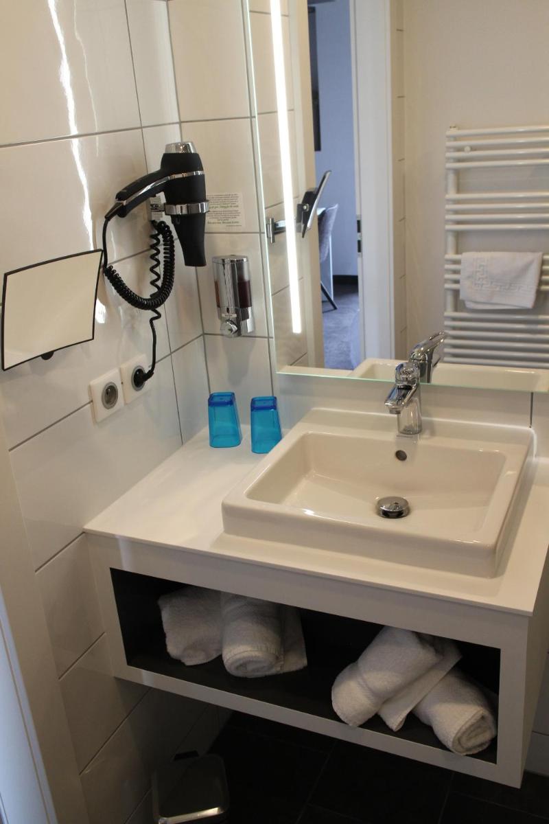 Salle de bains dans l'établissement Logis Hôtel Restaurant Au Lion Rouge