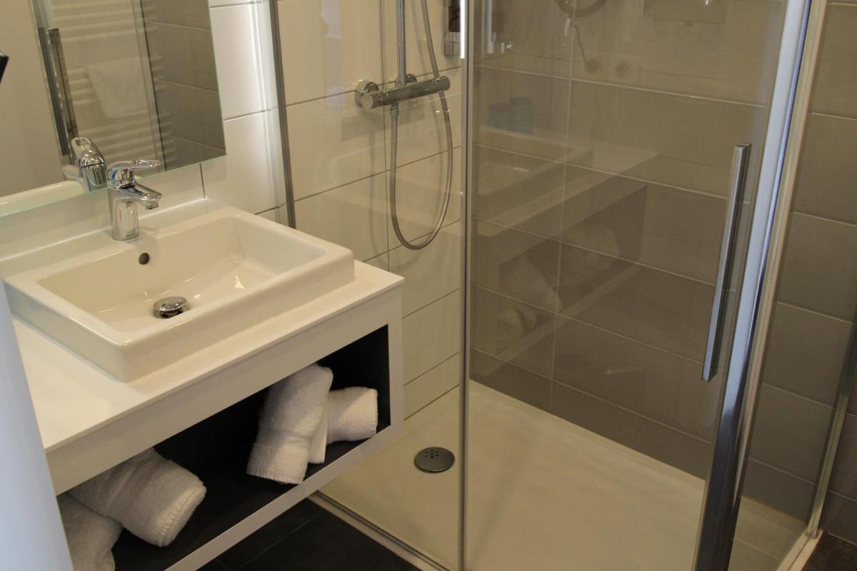 Salle de bains dans l'établissement Logis Hôtel Restaurant Au Lion Rouge