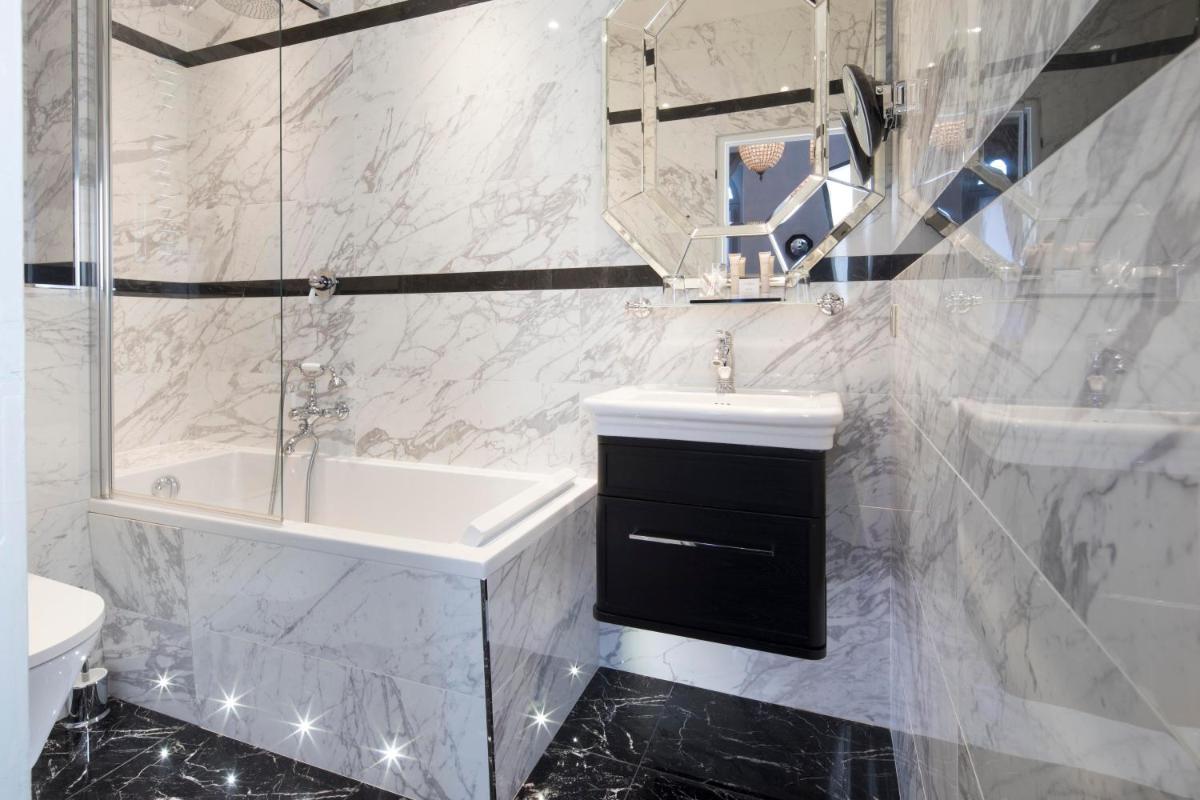 Salle de bains dans l'établissement Hotel & Spa de Latour Maubourg