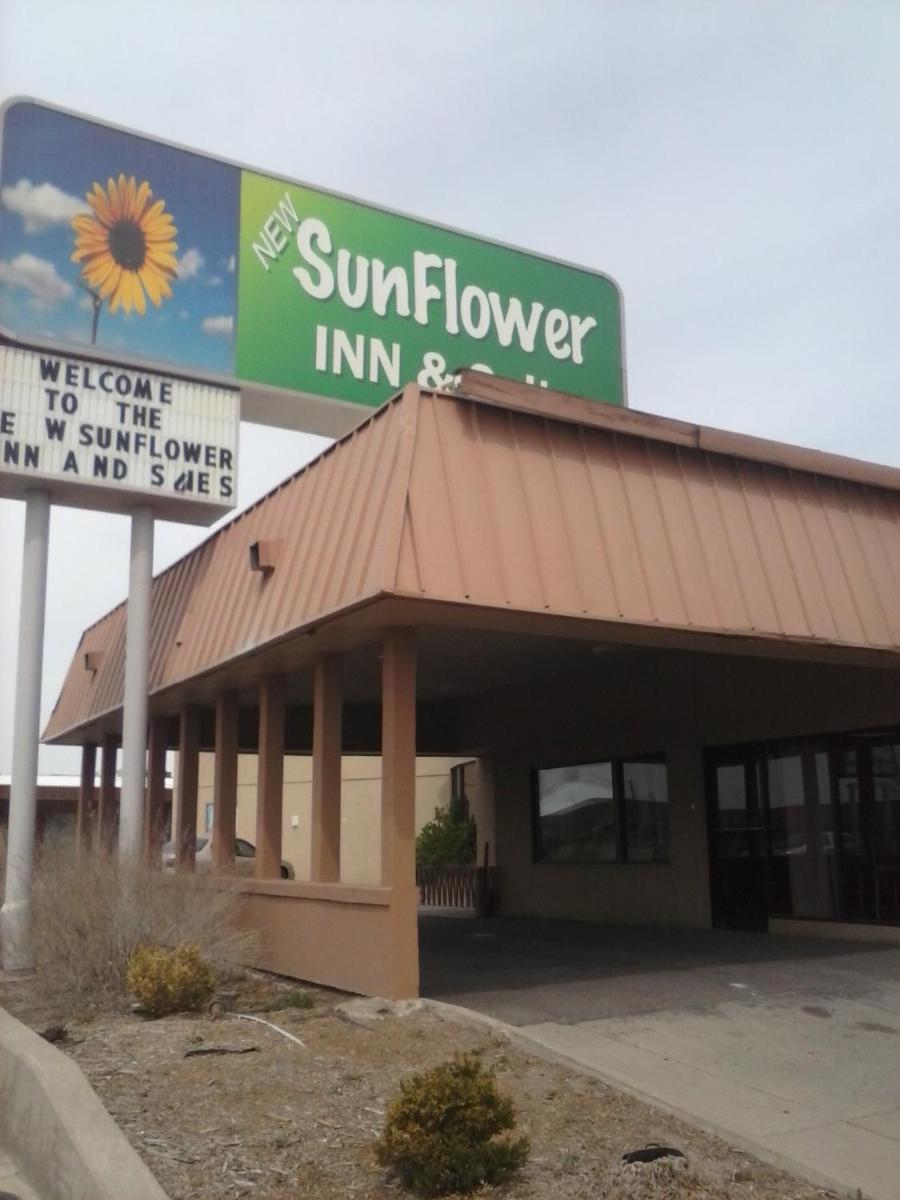 Sunflower Inn & Suites - Garden City - Housity