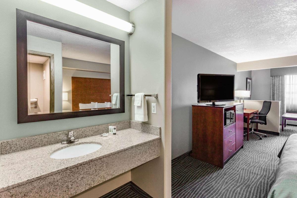 AmericInn by Wyndham Des Moines Airport - Housity