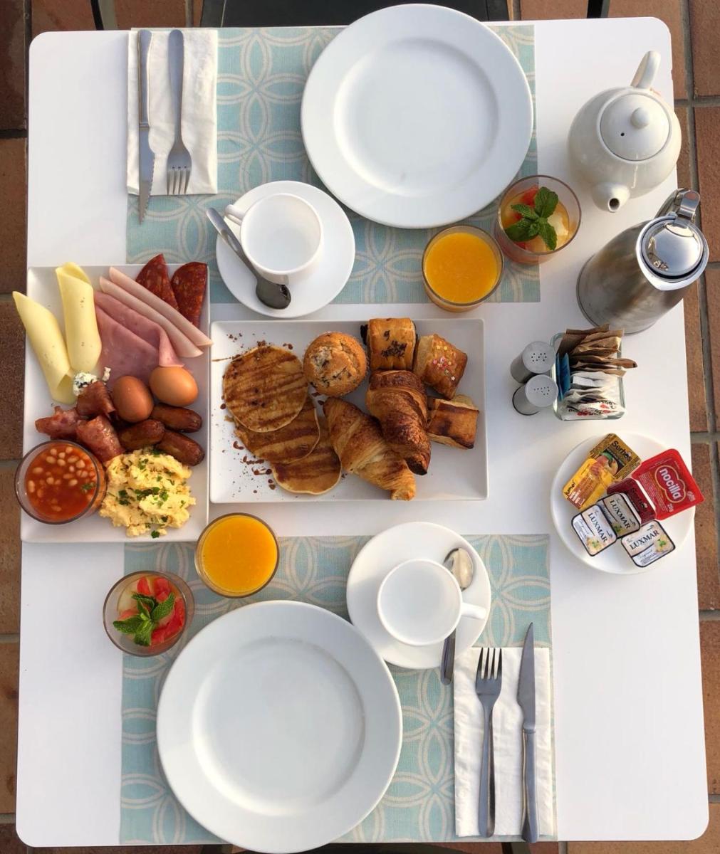 Comida en o cerca de este hotel