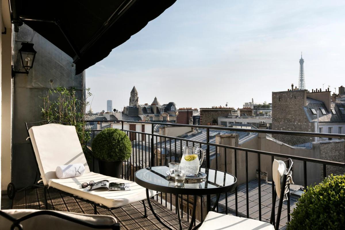 un balcon avec une table et des chaises et une vue dans l'établissement Hôtel Keppler, à Paris