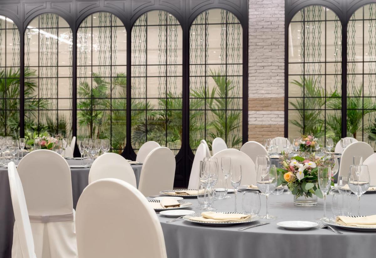 Un restaurante o sitio para comer en H10 Marina Barcelona