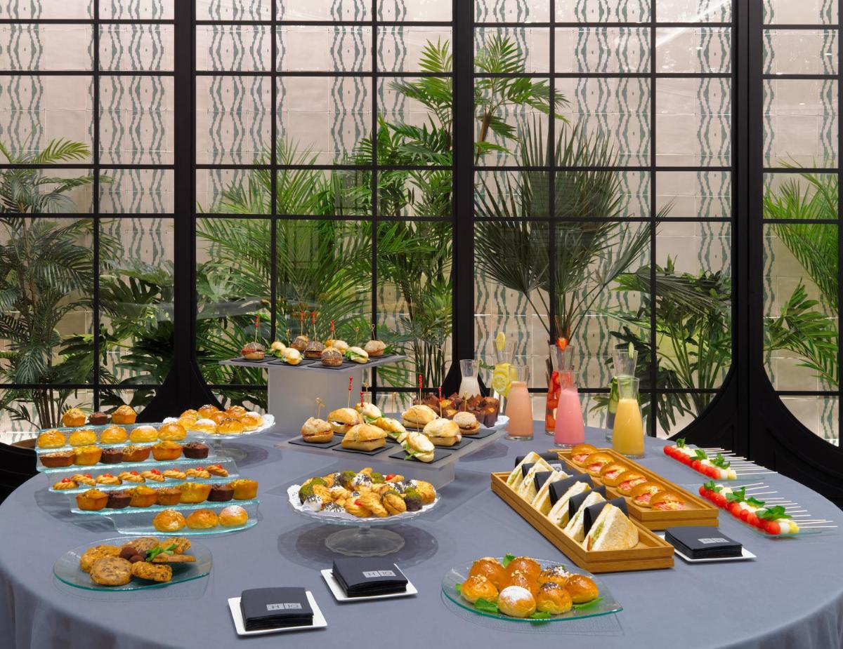Comida en o cerca de este hotel