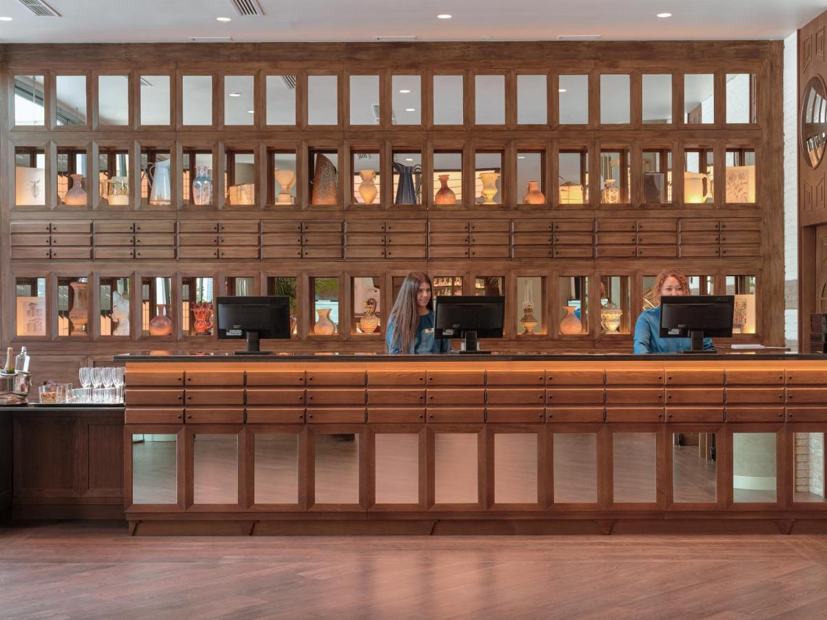 El salón o zona de bar de H10 Marina Barcelona