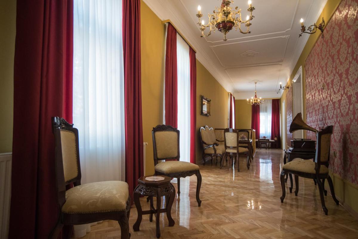 Center Deluxe Garni Hotel - Housity