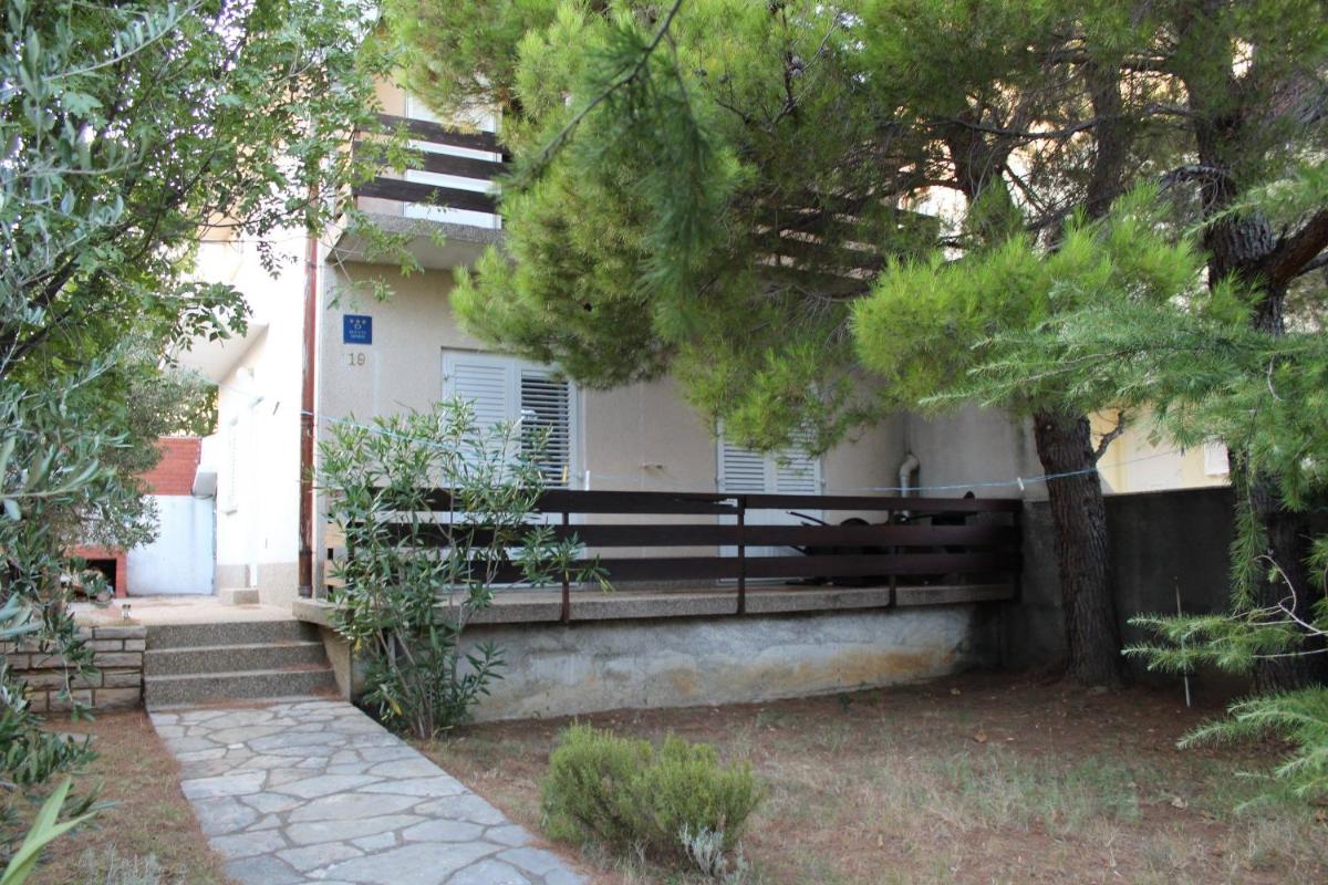 Danica Holiday House - Housity