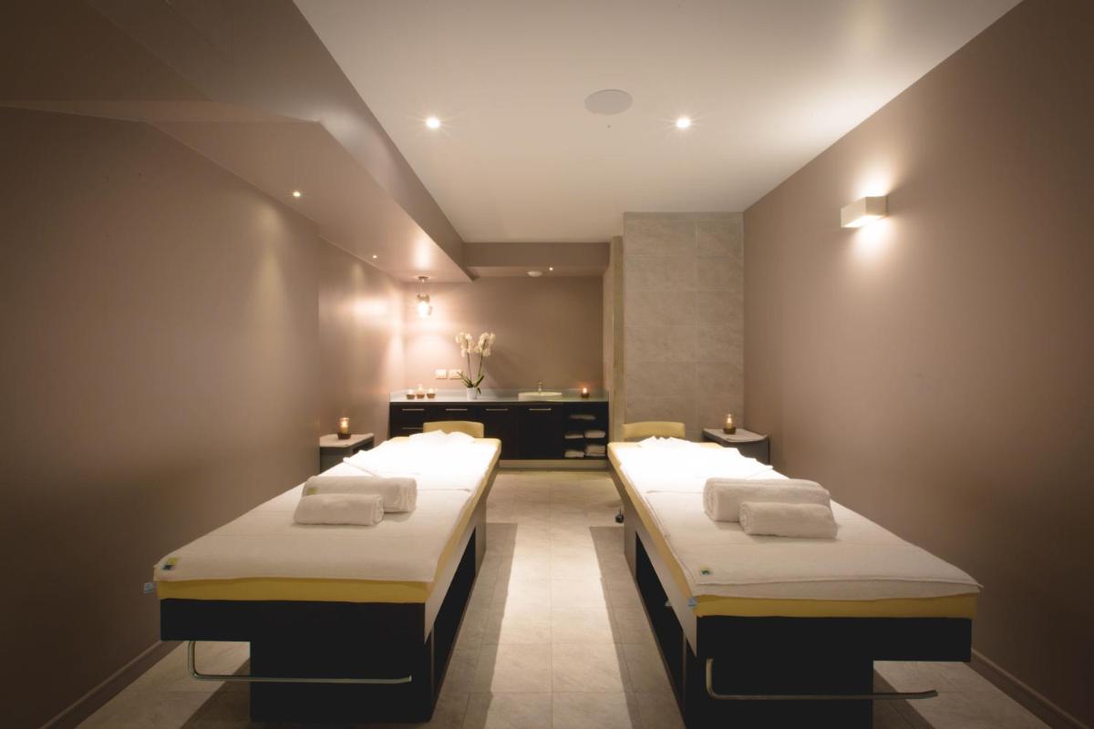 une chambre avec deux lits et un lavabo dans l'établissement Les Terrasses d'Eze - Hôtel & Spa, à Èze 54 autres photos