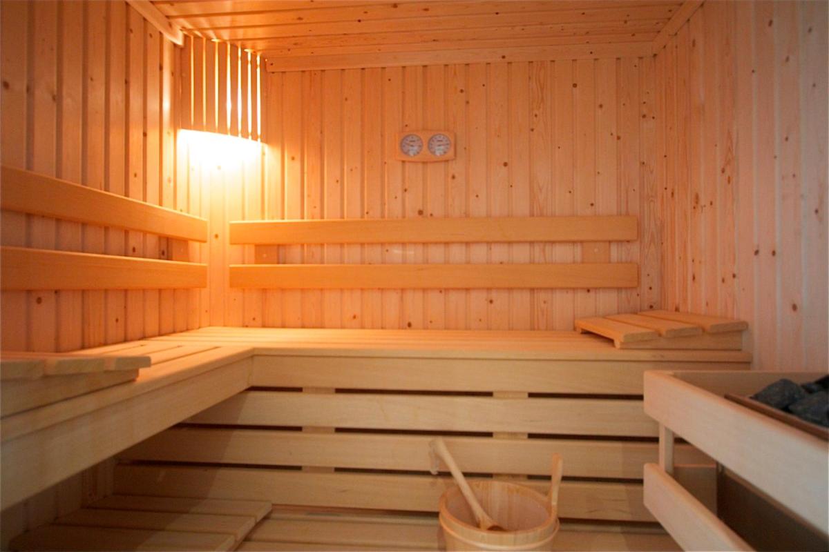 un sauna en bois avec un banc à l'intérieur dans l'établissement Hôtel Lutétia & Spa, à La Baule