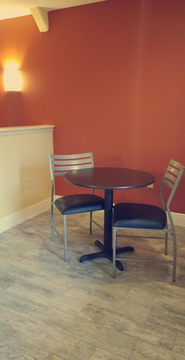 Oxford Inn and Suites Nasa - Housity