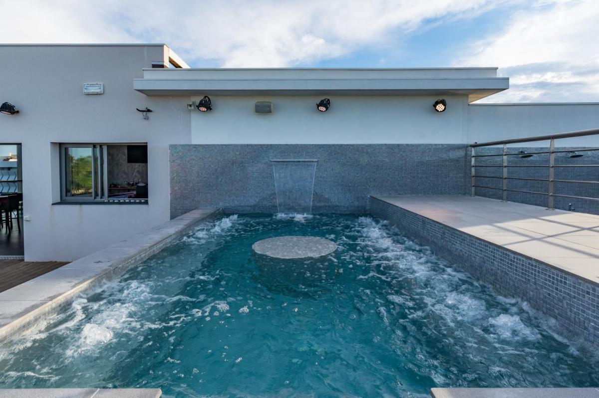 Piscine de l'établissement Oz'Inn Hôtel & Spa ou située à proximité