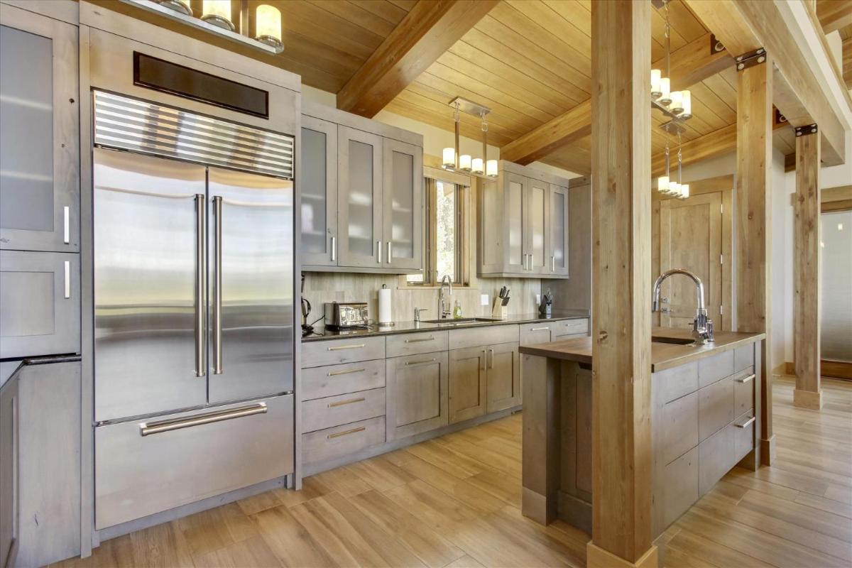 Mountain Top Luxury Chalet with Amazing Views - Gameroom, Hot Tub & Gas Firepits - FREE Activities & Equipment Rentals Daily - Housity