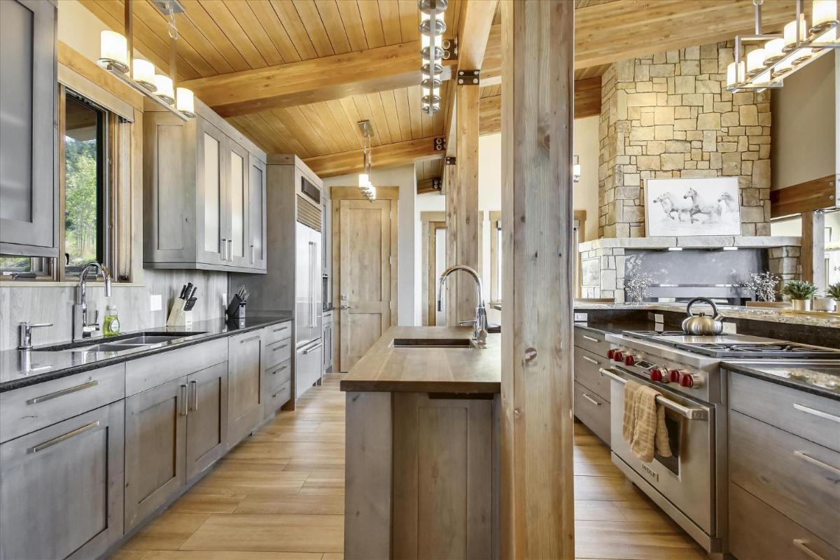 Mountain Top Luxury Chalet with Amazing Views - Gameroom, Hot Tub & Gas Firepits - FREE Activities & Equipment Rentals Daily - Housity