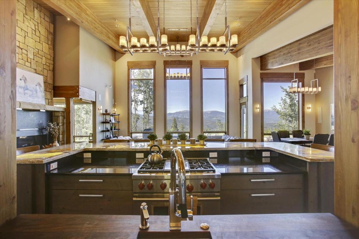 Mountain Top Luxury Chalet with Amazing Views - Gameroom, Hot Tub & Gas Firepits - FREE Activities & Equipment Rentals Daily - Housity