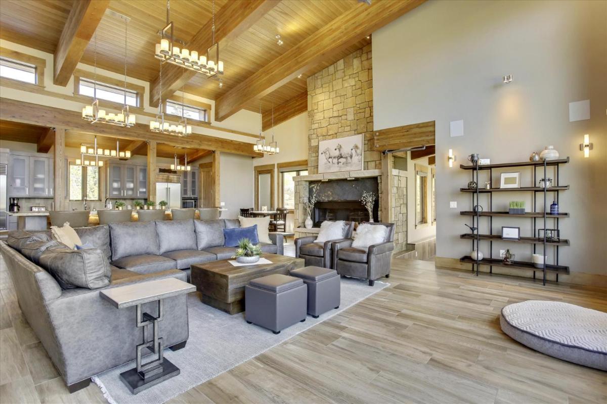 Mountain Top Luxury Chalet with Amazing Views - Gameroom, Hot Tub & Gas Firepits - FREE Activities & Equipment Rentals Daily - Housity