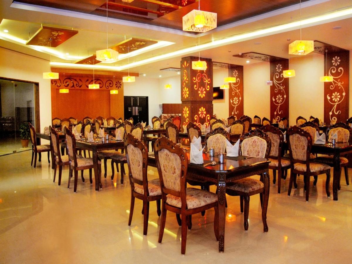 a dining room filled with tables and chairs at Fortune Select Grand Ridge, Tirupati - Member ITC Hotels' Group in Tirupati