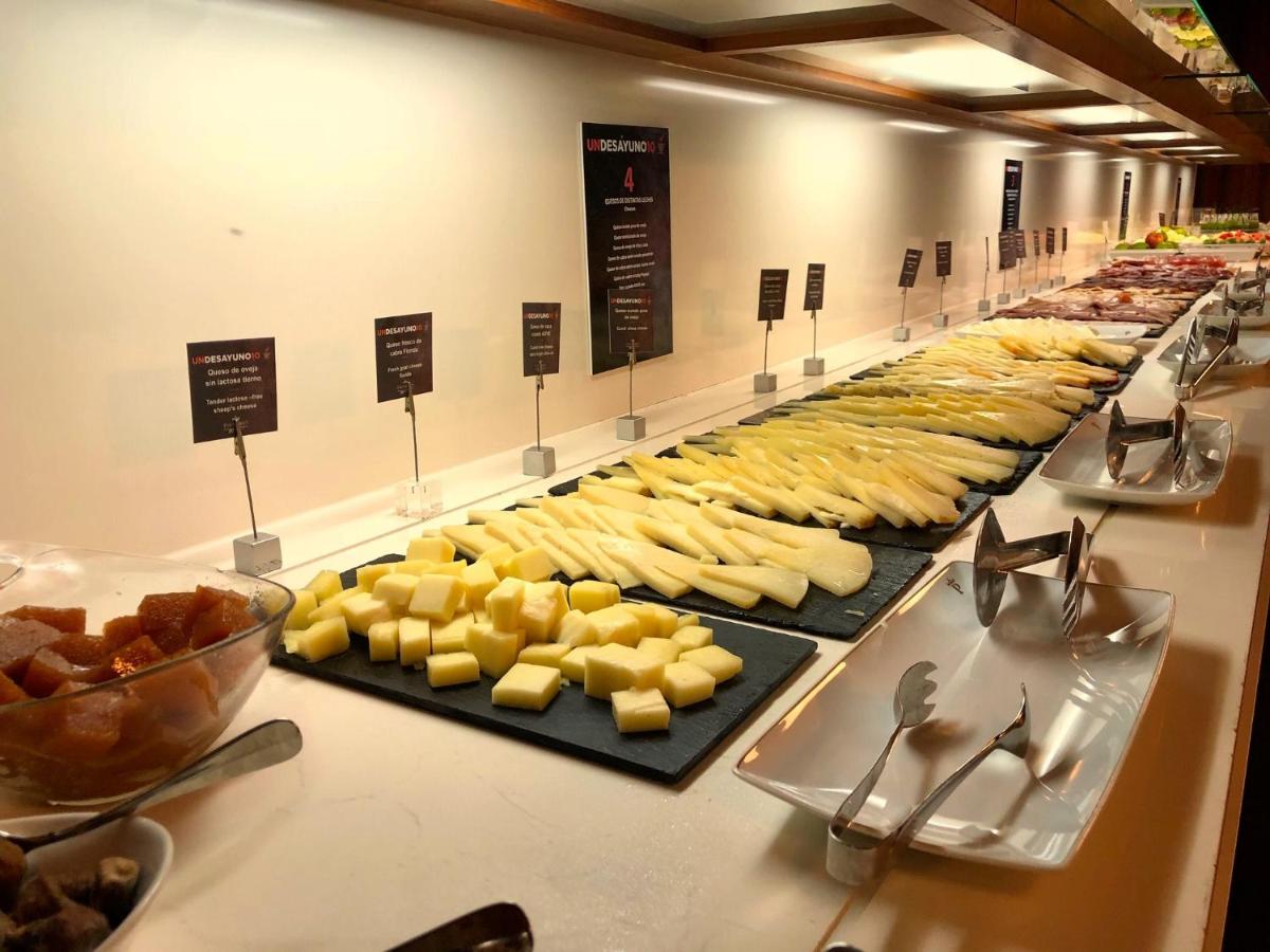 Comida en o cerca de este hotel