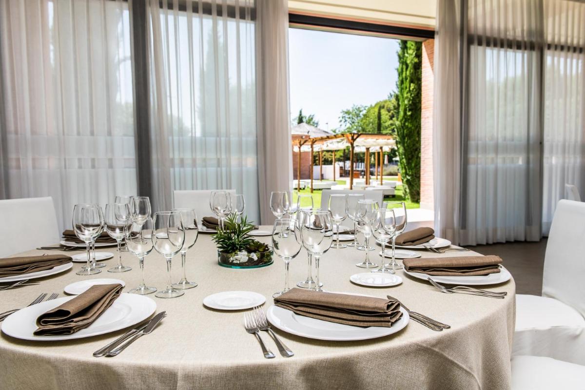 Un restaurante o sitio para comer en Intelier Airén