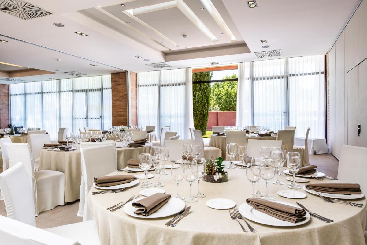 Un restaurante o sitio para comer en Intelier Airén
